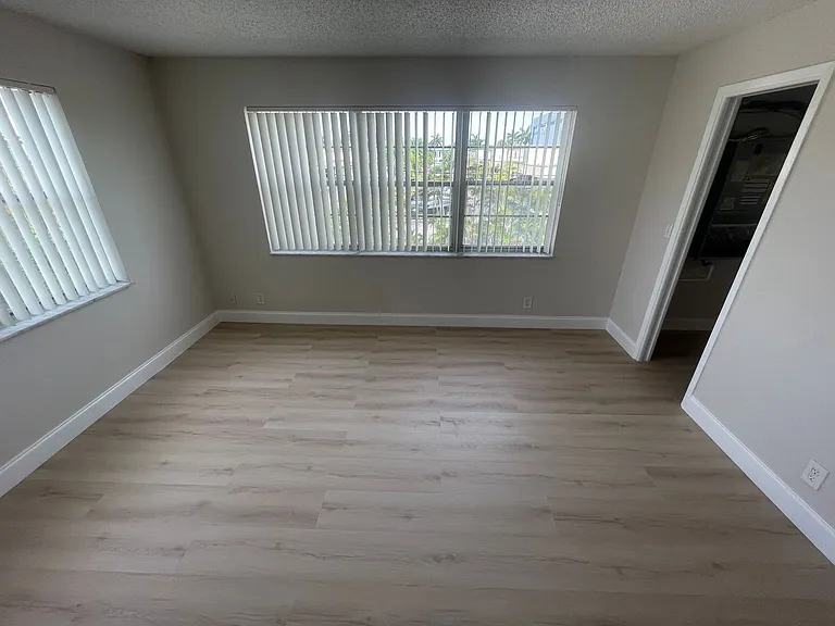 West Palm Lane — Photo 47