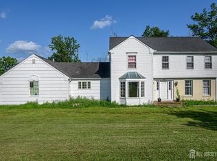 92 Country Acres Dr, Hampton, NJ 08827