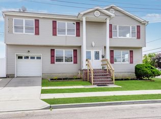 103 Suffolk St, Freeport, NY 11520