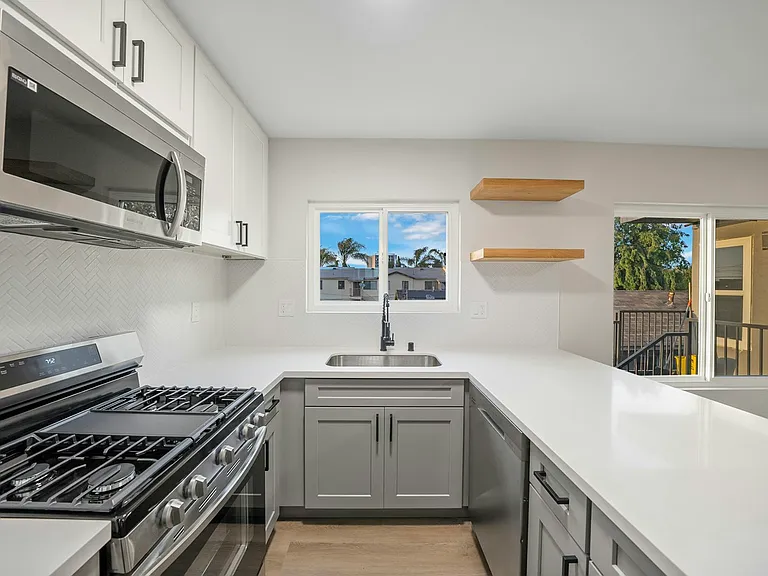 4022 42nd St #3 — Photo 4