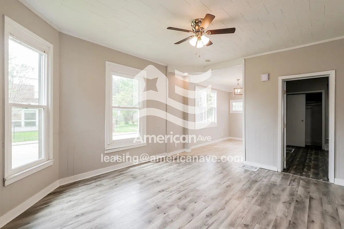 1536011_001_living_room_2.jpg - 2102 Shelby St