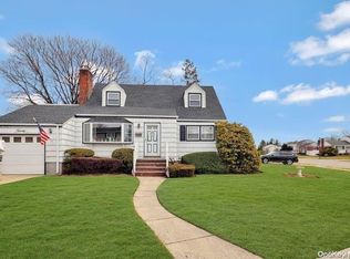 20 Lincoln Gate, Plainview, NY 11803