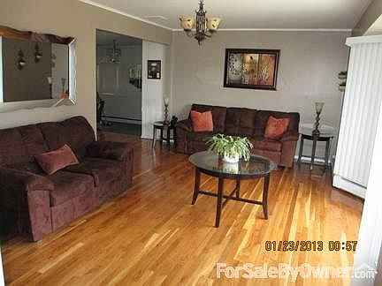 Living Room 19.5x13
						:
						Energy star bow window. Hardwood floors. Overhead lighting. Coat closet.