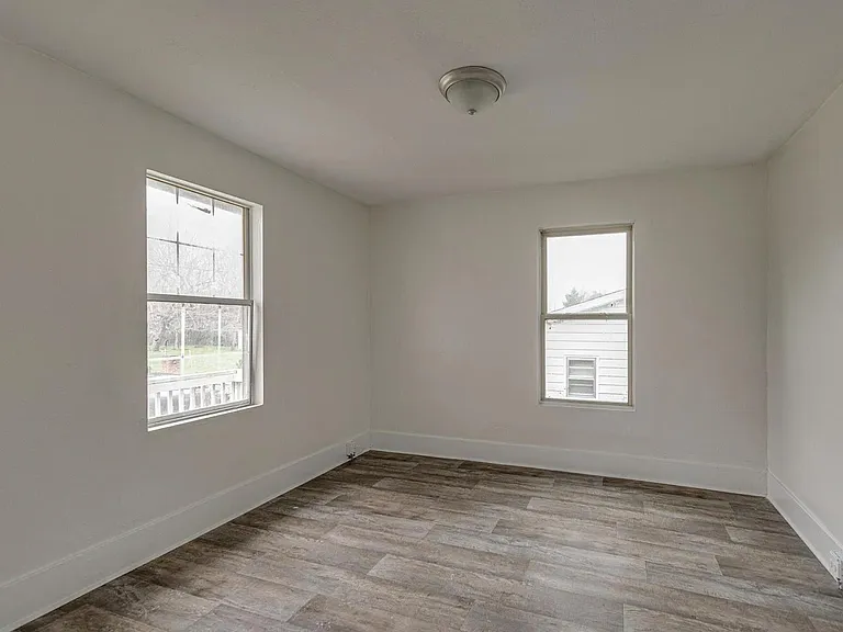 1010 Sheridan Ave — Photo 4