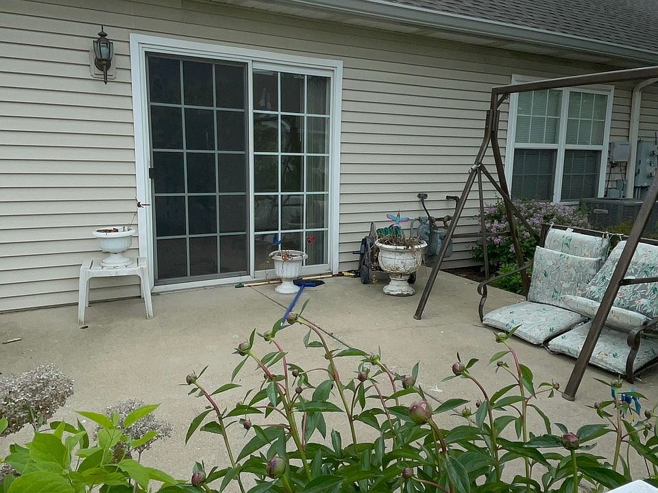 2nd image of 910 Garden Ln #910