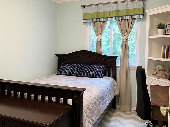 3rd image of 930 Merrick Rd #5