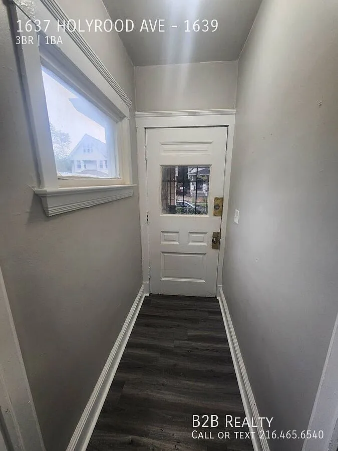 Charming 3-Bedroom Unit in Prime Location — Photo 2