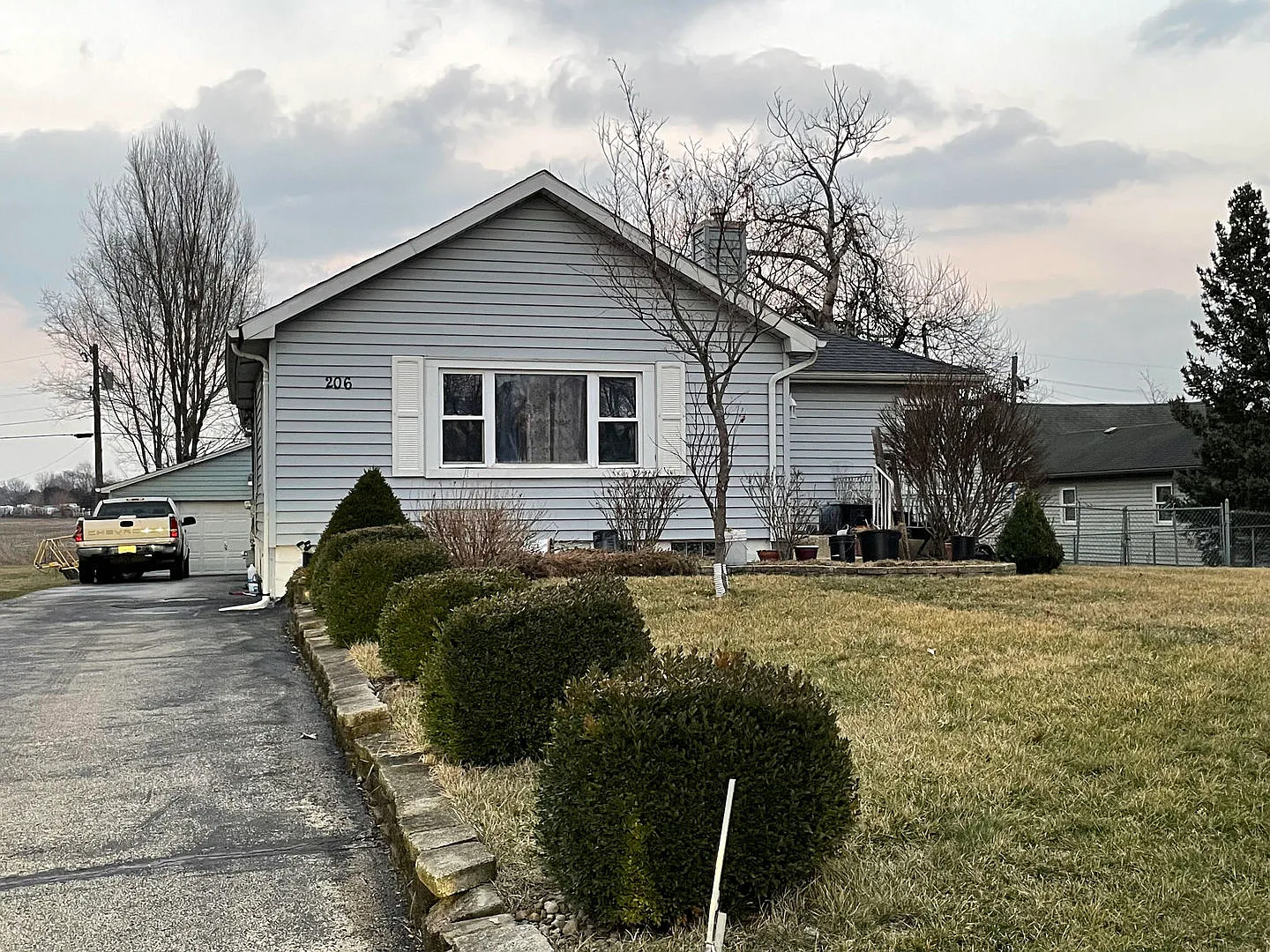 206 SE Circle Dr photo 1