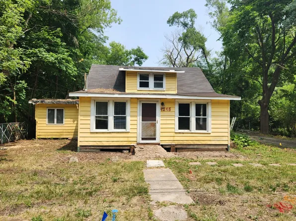 1215 N East End Ave, Round Lake Beach, IL 60073