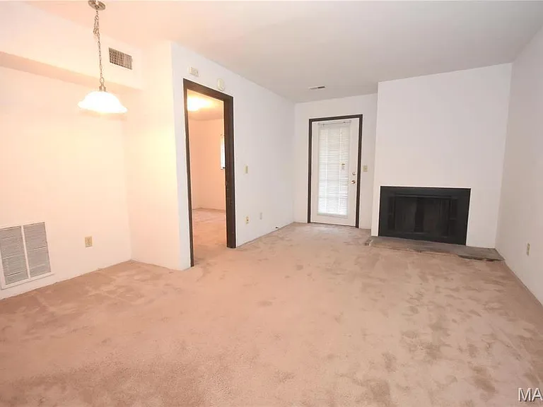 94 Peachtree Ln — Photo 12