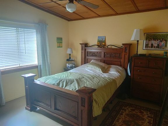 Queen bed, dresser