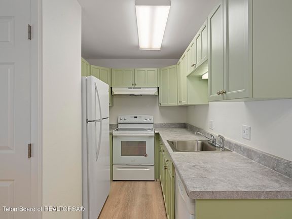 5th image of 355 W Deloney Ave APT E-5