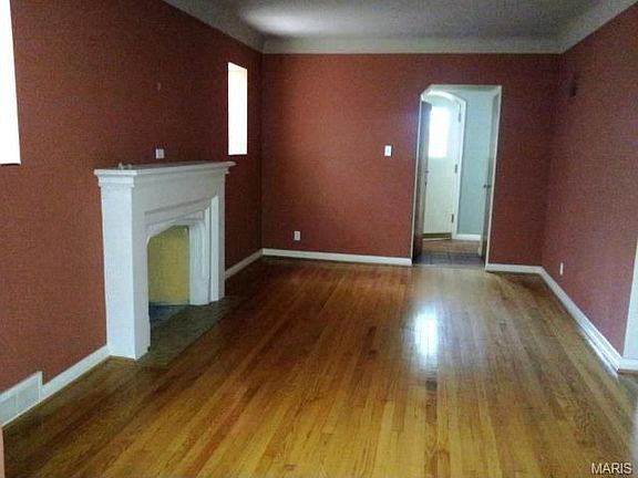 3rd image of 6732 Devonshire Ave