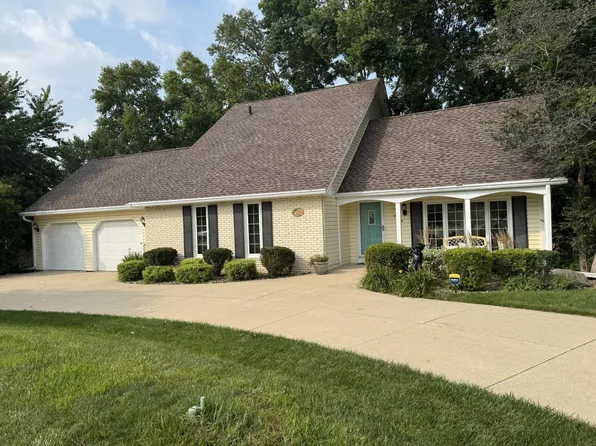 2329 Minnetonka Dr, Cedar Falls, IA 50613