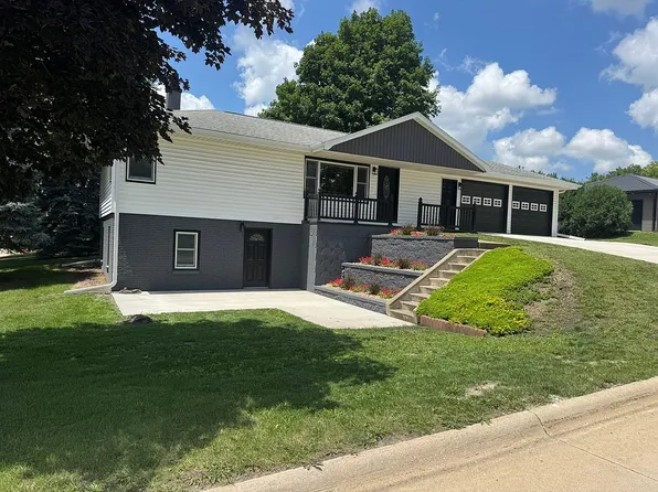 307 11th Ave NE, Independence, IA 50644