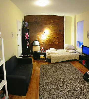 Rented by Siderow Residential Group | media 18