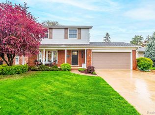2042 Ardmore St, Trenton, MI 48183