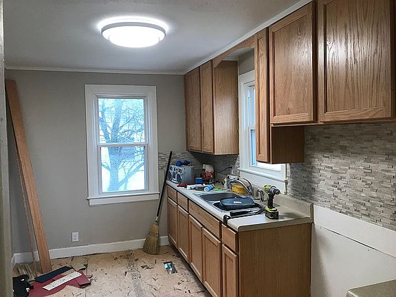 5th image of 216 Foy Ave