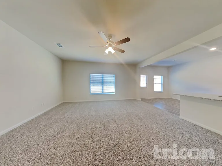 1933 Belmont Ln — Photo 3