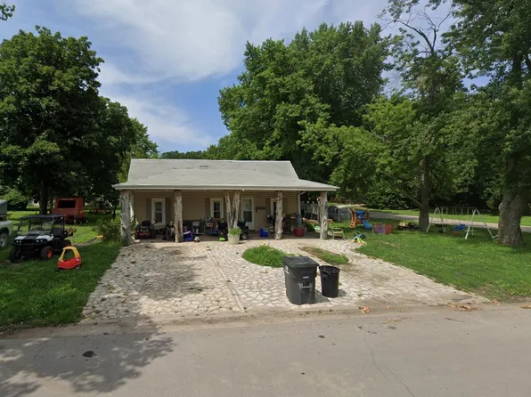 302 W 2nd St, Onaga, KS 66521