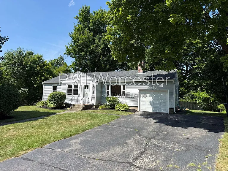 122 Crescent St — Photo 1