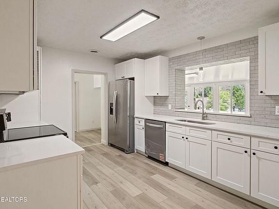 4th image of 3824 Longwood Dr