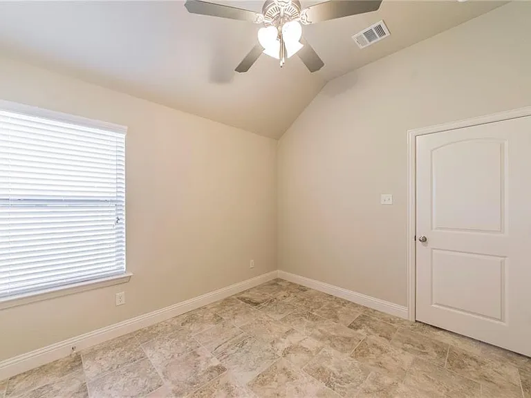 305 Jasmine Ct — Photo 11