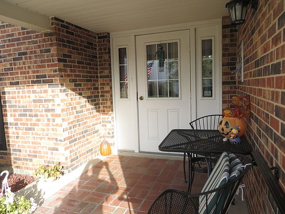 5th image of 402 N Thornwood Dr #402