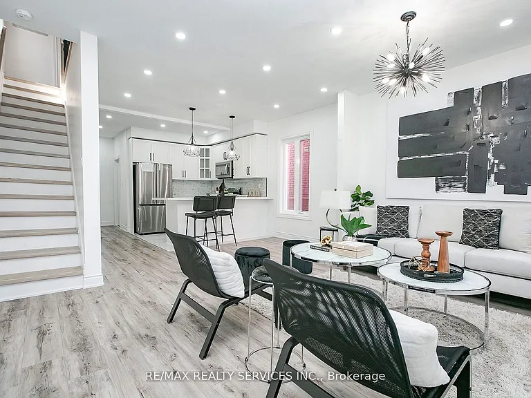 20 Somerset Ave E — Photo 4