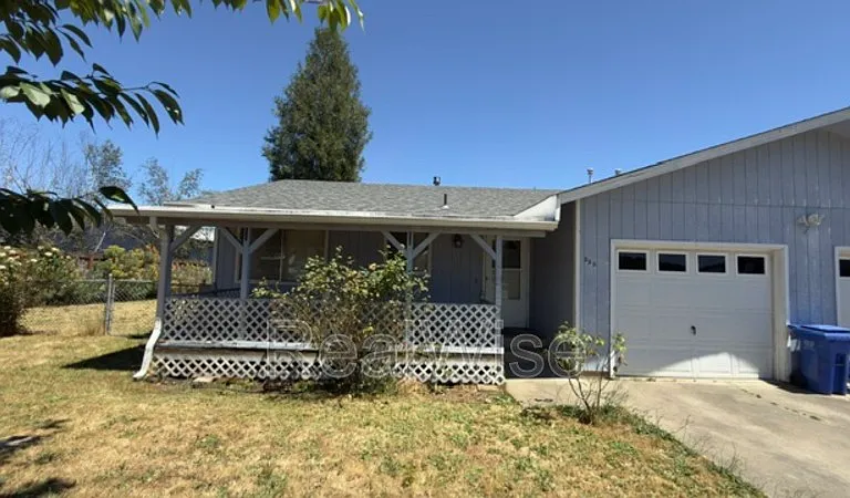 550 SE Center St — Photo 2