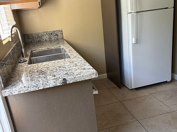 4th image of 4068 Crown Point Dr