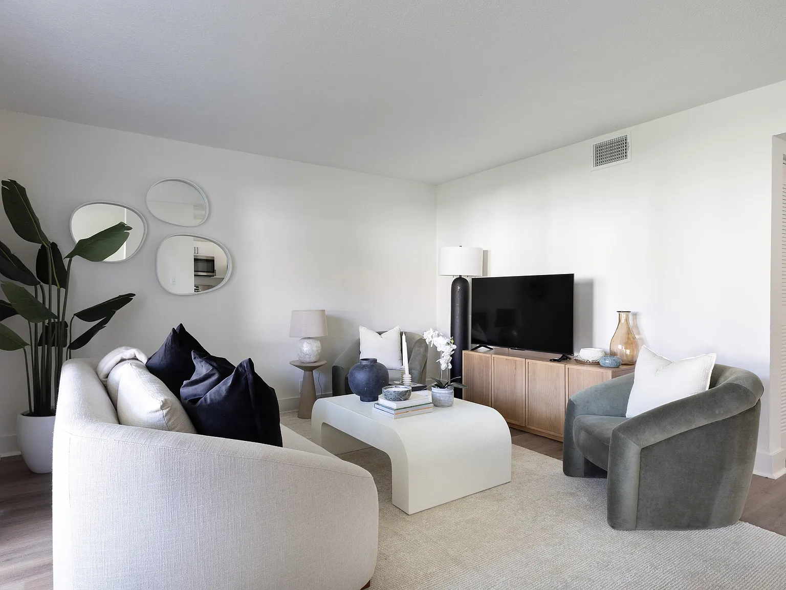 Palm Isle Residences — Photo 3