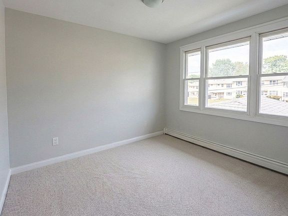 5th image of 239 Parliament Cir