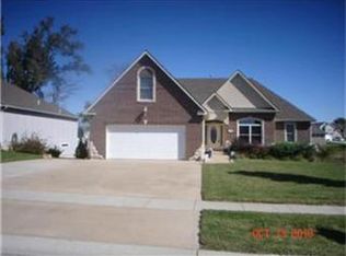 2213 Hidden Valley Dr, Tonganoxie, KS 66086