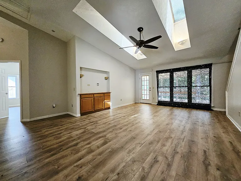 565 Clearwater Pl — Photo 4