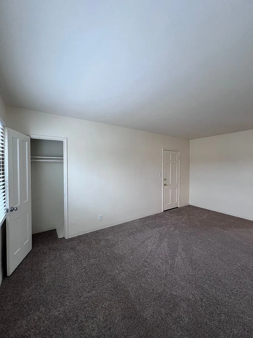Normal Heights - Spacious 1br/1ba Upper Unit, Easy Freeway Access. $500 Off First Full Month! — Photo 4
