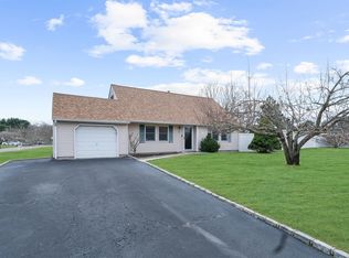 2 Woodbrook Dr, Ridge, NY 11961