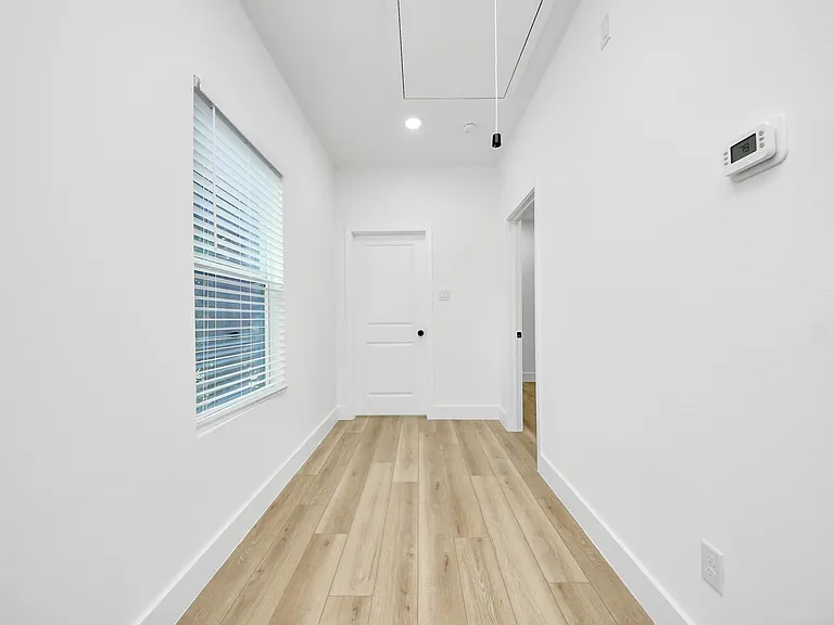 801 E 32nd 1/2 St #B — Photo 23