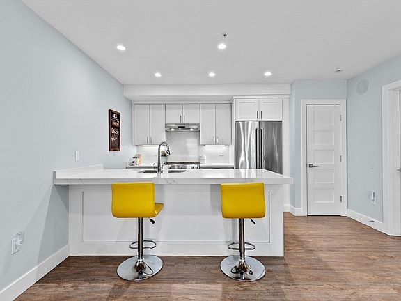 2nd image of 135 Hancock St #8