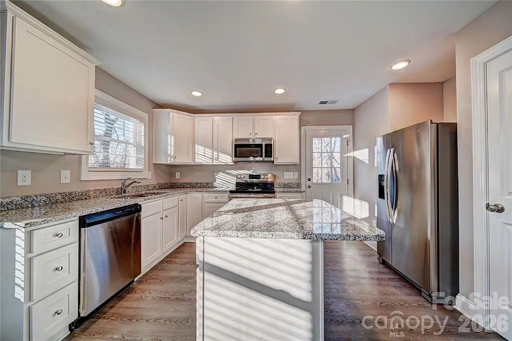 3 bed, 2.5 bath, 1380 sqft, $2,100 — Photo 4