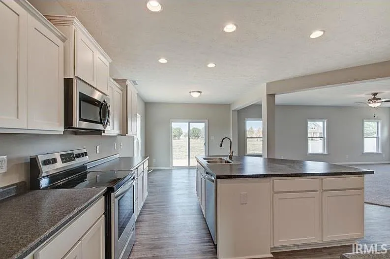 4 bed, 2.5 bath, 3143 sqft, $3,500 — Photo 2