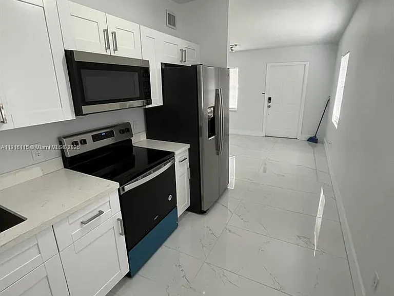 2726 NW 4th Ct — Photo 3