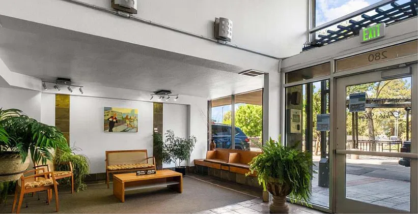 Studio, 440 sqft, $1,300 — Photo 3