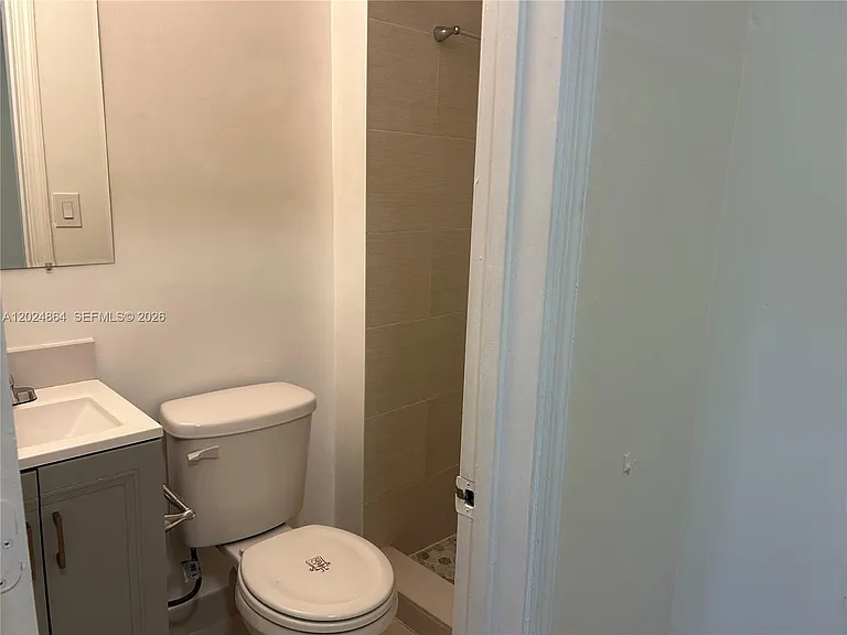 2000 Monroe St #8 — Photo 10