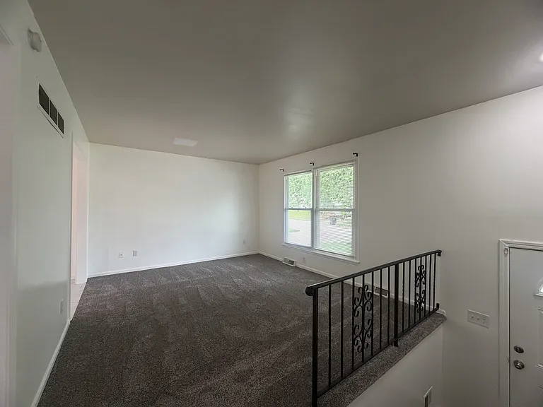 1208 S Mayview Ave — Photo 2