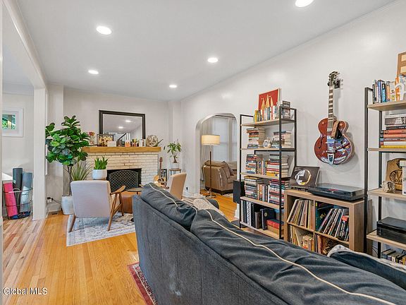4th image of 35 Clermont Street