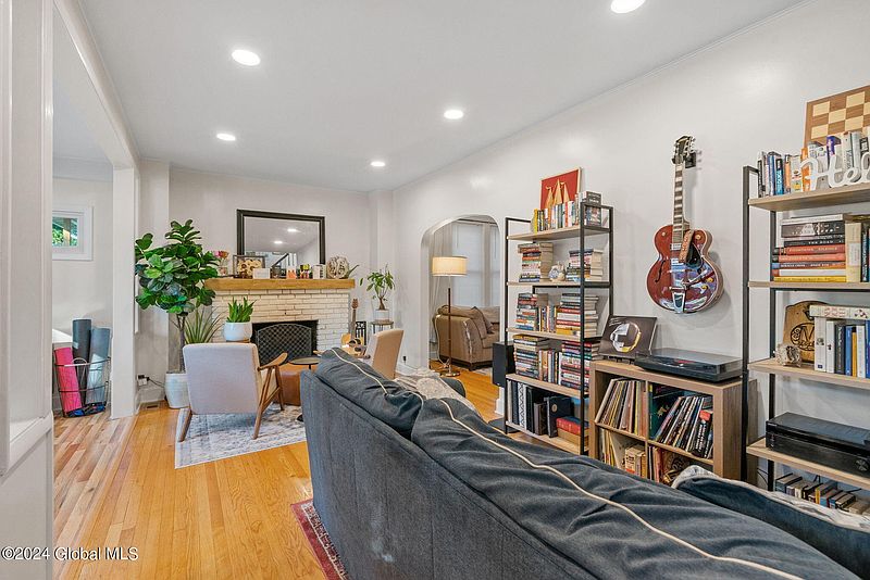 4th image of 35 Clermont Street