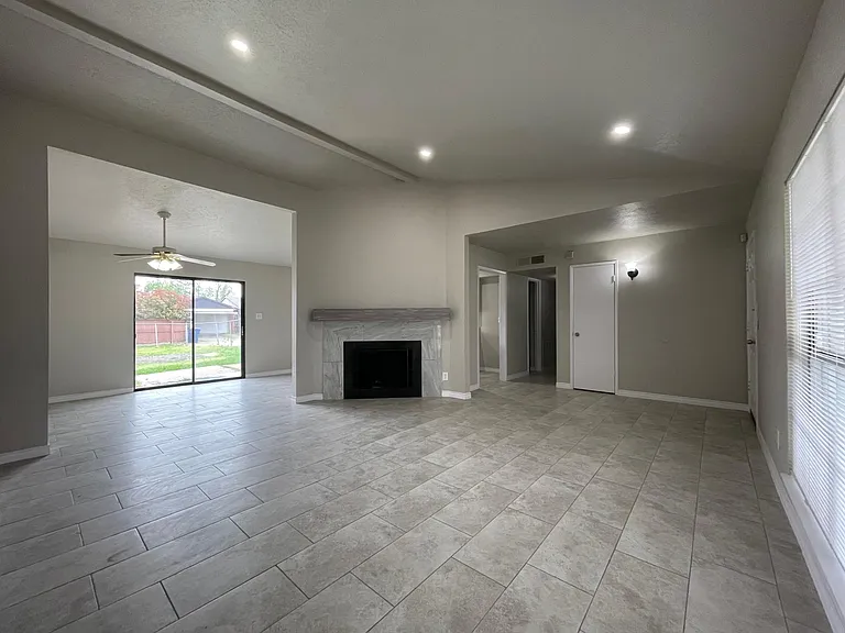 1913 Glenwick Ln — Photo 4