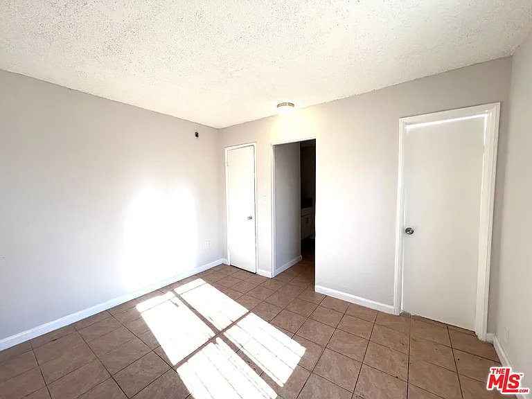 823 E 111th Pl #1/4 — Photo 5