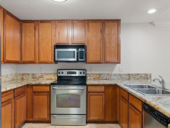 4th image of 1075 N Escondido N